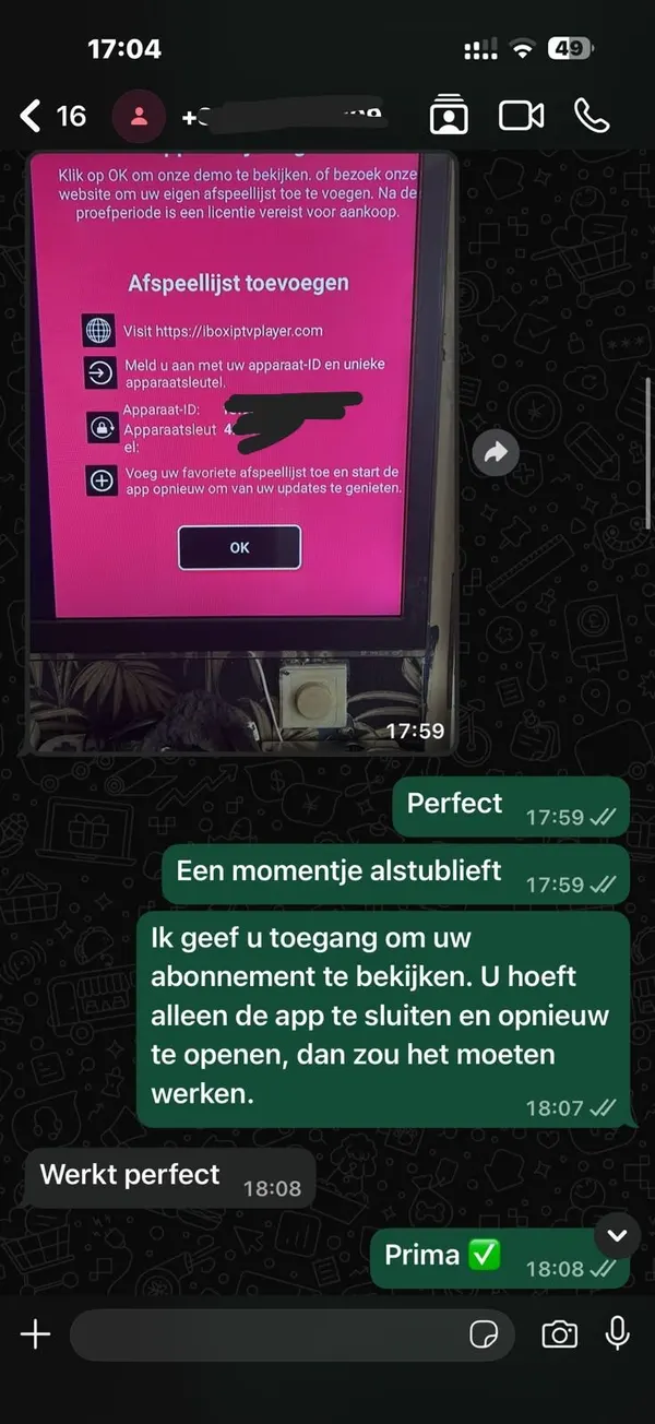 Screenshot van een WhatsApp-gesprek. De klant fotografeert zijn app en stuurt die op, waarna zijn abonnement wordt opengezet. Hij sluit af met “Werkt perfect”.